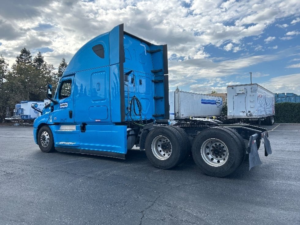 Sleeper Tractor-Heavy Duty Tractors-Freightliner-2022-T12664ST-West Sacramento-CA-497,599\n\t\tmiles-$ 76,750 - Image 5