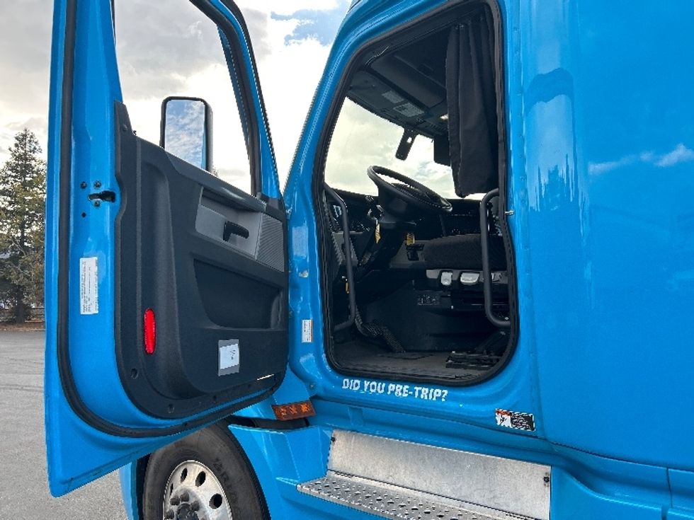 Sleeper Tractor-Heavy Duty Tractors-Freightliner-2022-T12664ST-West Sacramento-CA-497,599\n\t\tmiles-$ 76,750 - Image 9