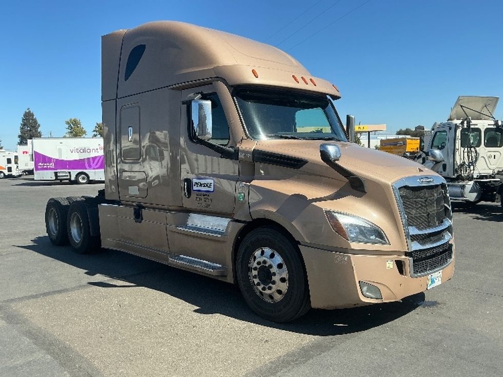 Sleeper Tractor-Heavy Duty Tractors-Freightliner-2022-T12664ST-West Sacramento-CA-578,022\n\t\tmiles-$ 70,000 - Image 1