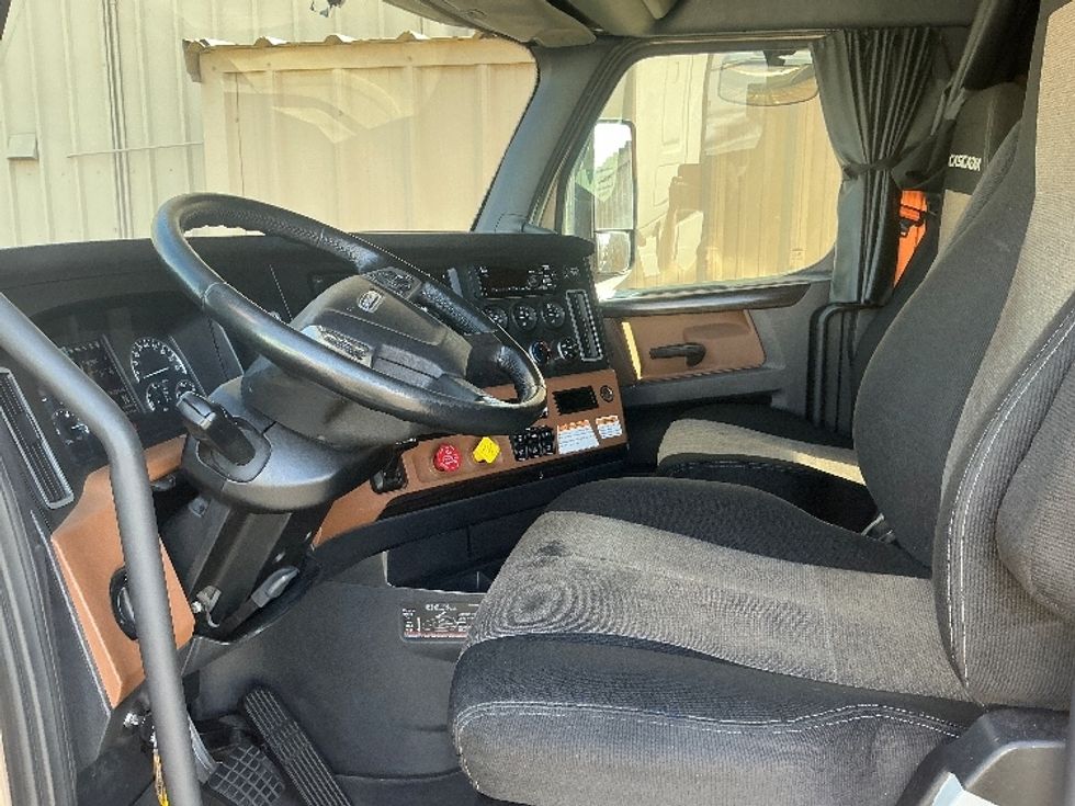 Sleeper Tractor-Heavy Duty Tractors-Freightliner-2022-T12664ST-West Sacramento-CA-578,022\n\t\tmiles-$ 70,000 - Image 10