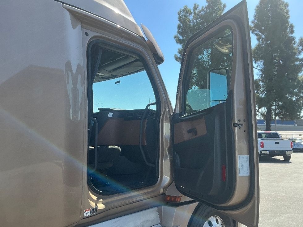 Sleeper Tractor-Heavy Duty Tractors-Freightliner-2022-T12664ST-West Sacramento-CA-578,022\n\t\tmiles-$ 70,000 - Image 13