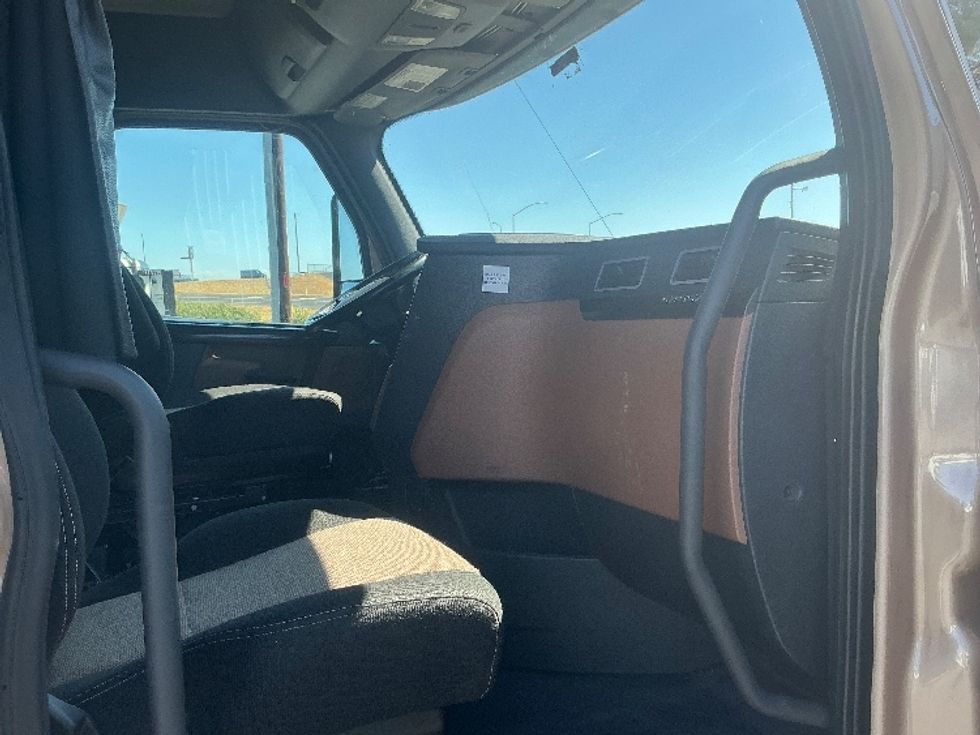 Sleeper Tractor-Heavy Duty Tractors-Freightliner-2022-T12664ST-West Sacramento-CA-578,022\n\t\tmiles-$ 70,000 - Image 15