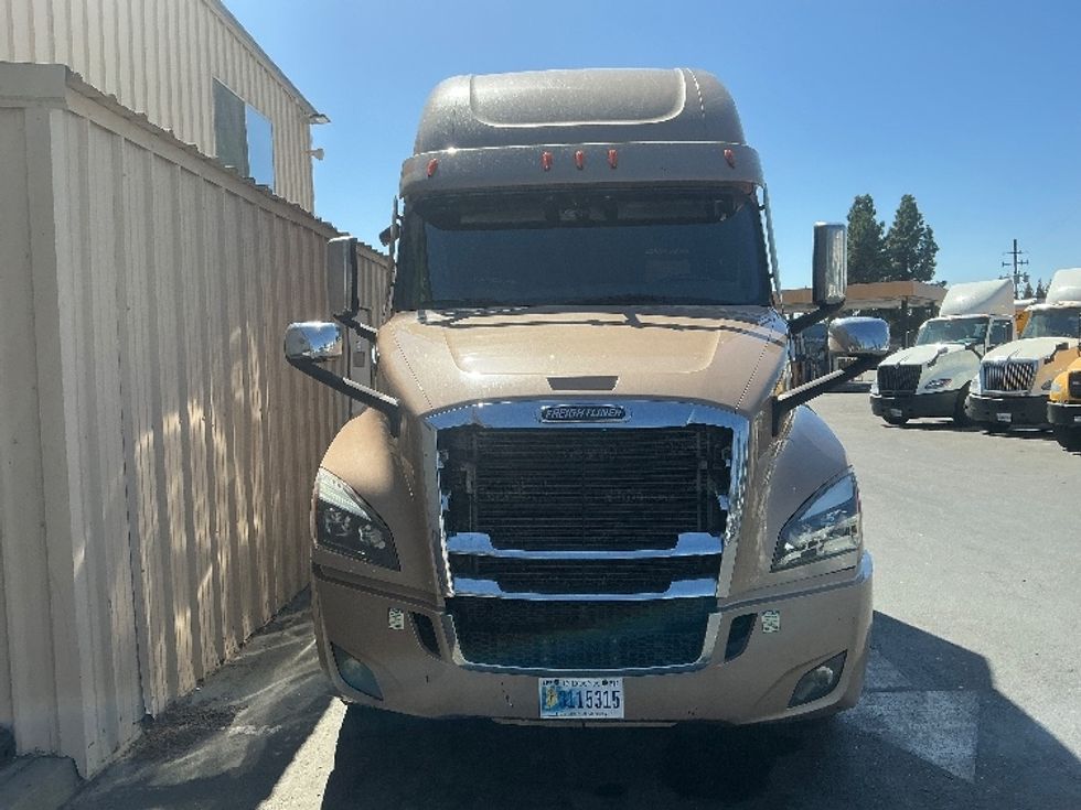 Sleeper Tractor-Heavy Duty Tractors-Freightliner-2022-T12664ST-West Sacramento-CA-578,022\n\t\tmiles-$ 70,000 - Image 2