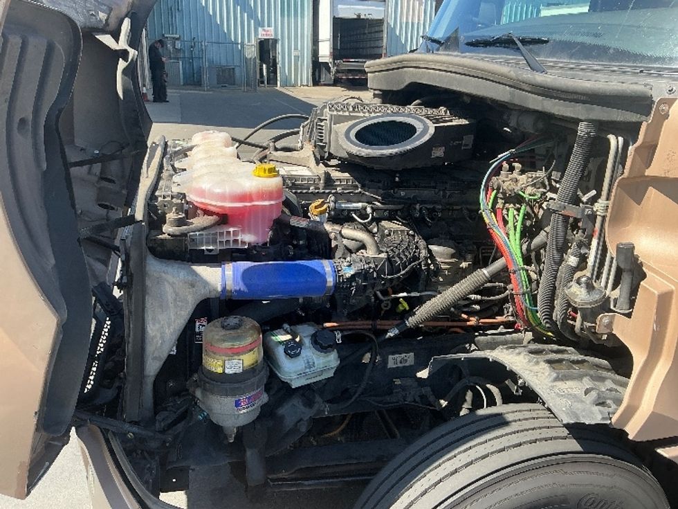 Sleeper Tractor-Heavy Duty Tractors-Freightliner-2022-T12664ST-West Sacramento-CA-578,022\n\t\tmiles-$ 70,000 - Image 21