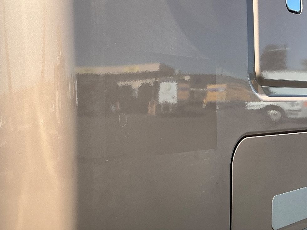 Sleeper Tractor-Heavy Duty Tractors-Freightliner-2022-T12664ST-West Sacramento-CA-578,022\n\t\tmiles-$ 70,000 - Image 23