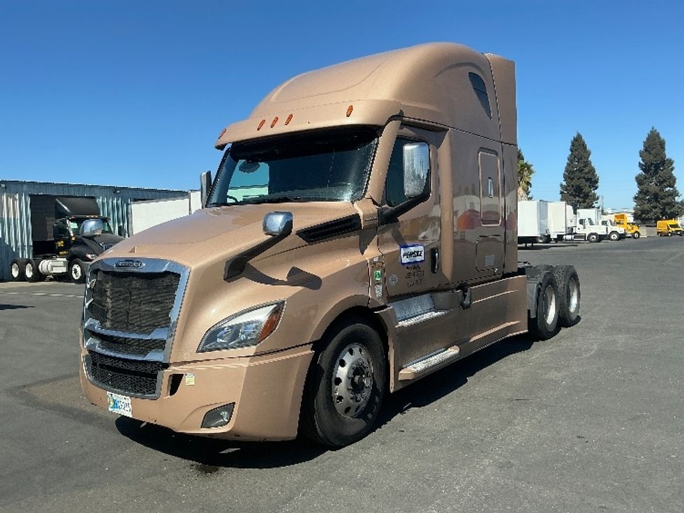 Sleeper Tractor-Heavy Duty Tractors-Freightliner-2022-T12664ST-West Sacramento-CA-578,022\n\t\tmiles-$ 70,000 - Image 3