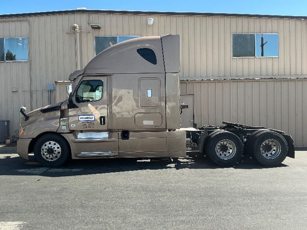 Sleeper Tractor-Heavy Duty Tractors-Freightliner-2022-T12664ST-West Sacramento-CA-578,022\n\t\tmiles-$ 70,000 - Image 4