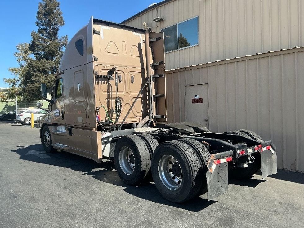 Sleeper Tractor-Heavy Duty Tractors-Freightliner-2022-T12664ST-West Sacramento-CA-578,022\n\t\tmiles-$ 70,000 - Image 5