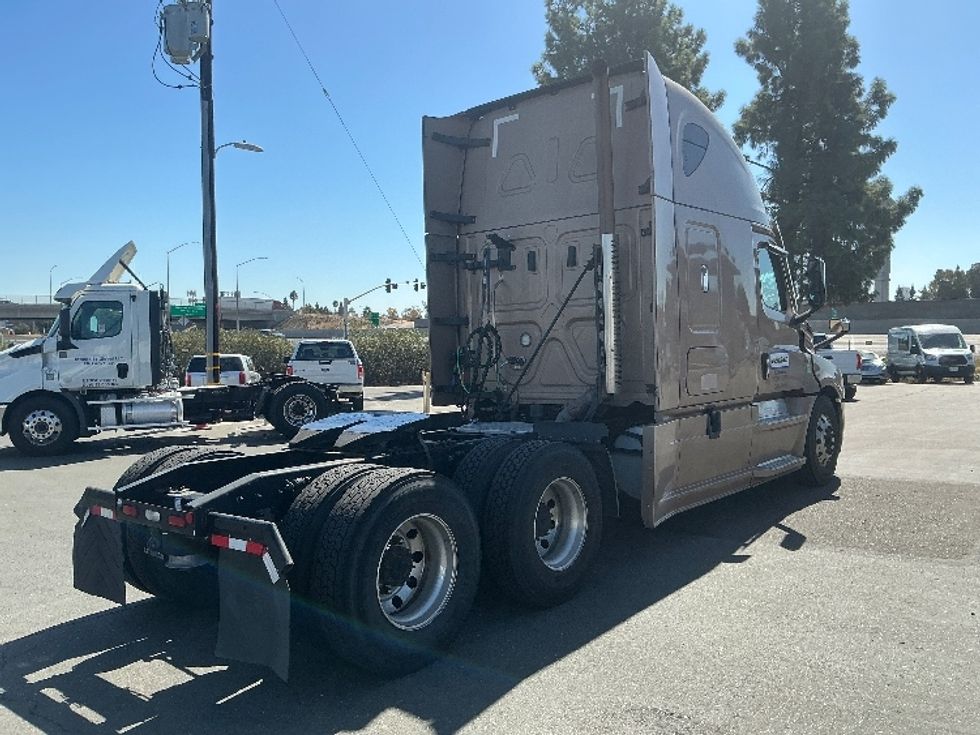 Sleeper Tractor-Heavy Duty Tractors-Freightliner-2022-T12664ST-West Sacramento-CA-578,022\n\t\tmiles-$ 70,000 - Image 7