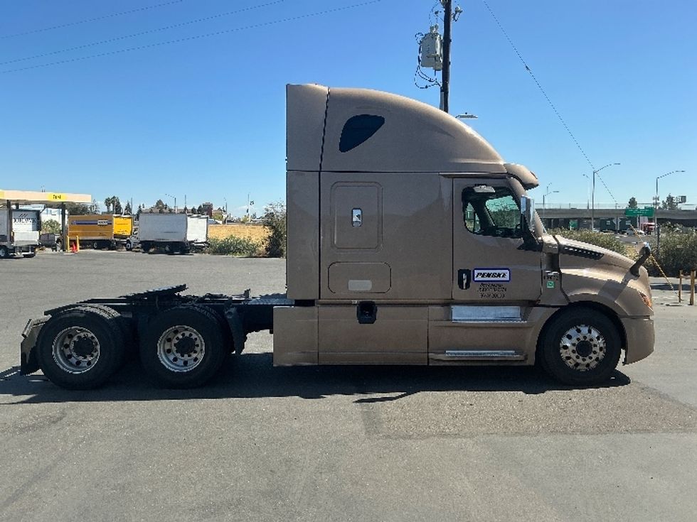 Sleeper Tractor-Heavy Duty Tractors-Freightliner-2022-T12664ST-West Sacramento-CA-578,022\n\t\tmiles-$ 70,000 - Image 8