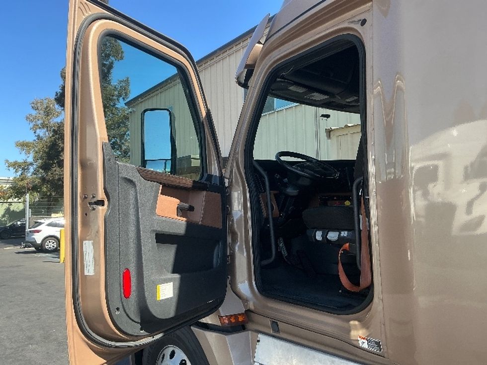 Sleeper Tractor-Heavy Duty Tractors-Freightliner-2022-T12664ST-West Sacramento-CA-578,022\n\t\tmiles-$ 70,000 - Image 9