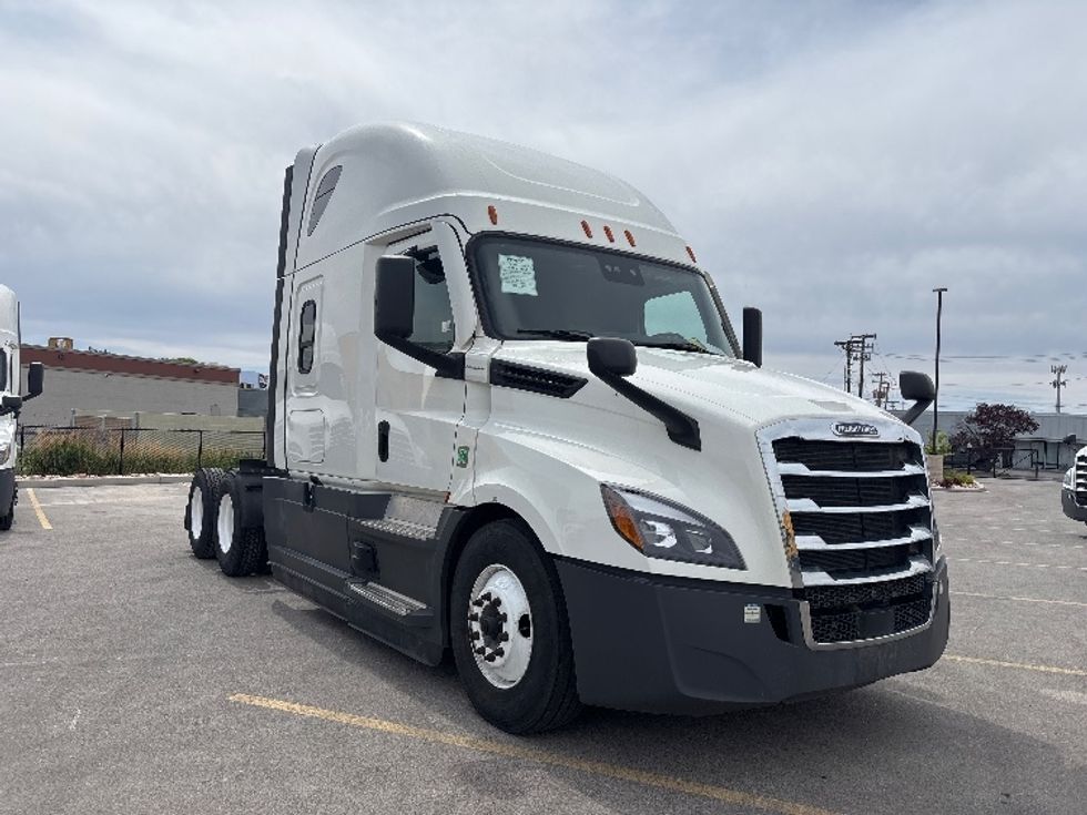 Sleeper Tractor-Heavy Duty Tractors-Freightliner-2022-T12664ST-West Valley City-UT-270,545\n\t\tmiles-$ 88,000 - Image 1