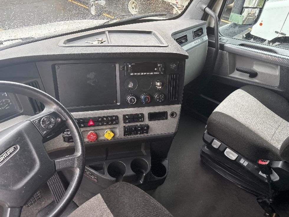 Sleeper Tractor-Heavy Duty Tractors-Freightliner-2022-T12664ST-West Valley City-UT-270,545\n\t\tmiles-$ 88,000 - Image 10