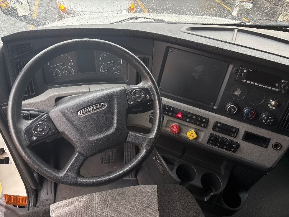 Sleeper Tractor-Heavy Duty Tractors-Freightliner-2022-T12664ST-West Valley City-UT-270,545\n\t\tmiles-$ 88,000 - Image 11