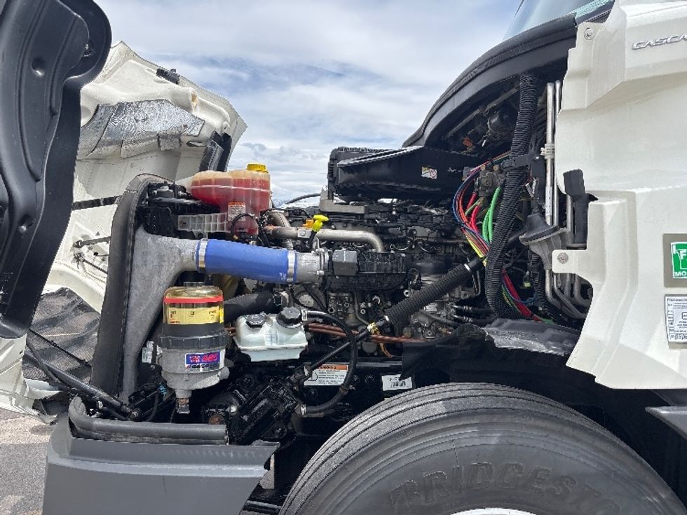 Sleeper Tractor-Heavy Duty Tractors-Freightliner-2022-T12664ST-West Valley City-UT-270,545\n\t\tmiles-$ 88,000 - Image 21