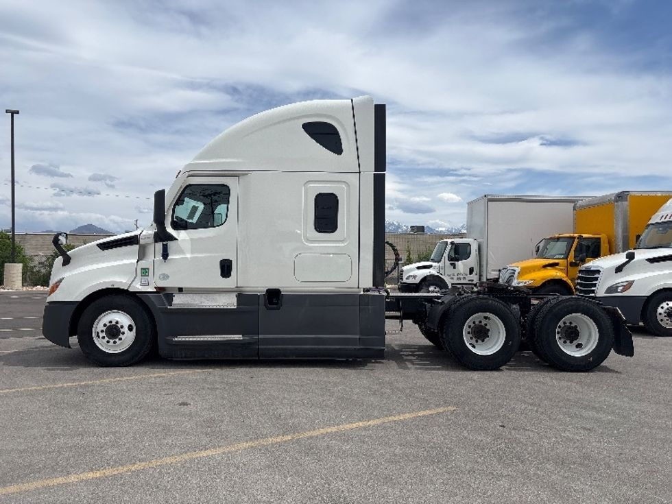 Sleeper Tractor-Heavy Duty Tractors-Freightliner-2022-T12664ST-West Valley City-UT-270,545\n\t\tmiles-$ 88,000 - Image 4
