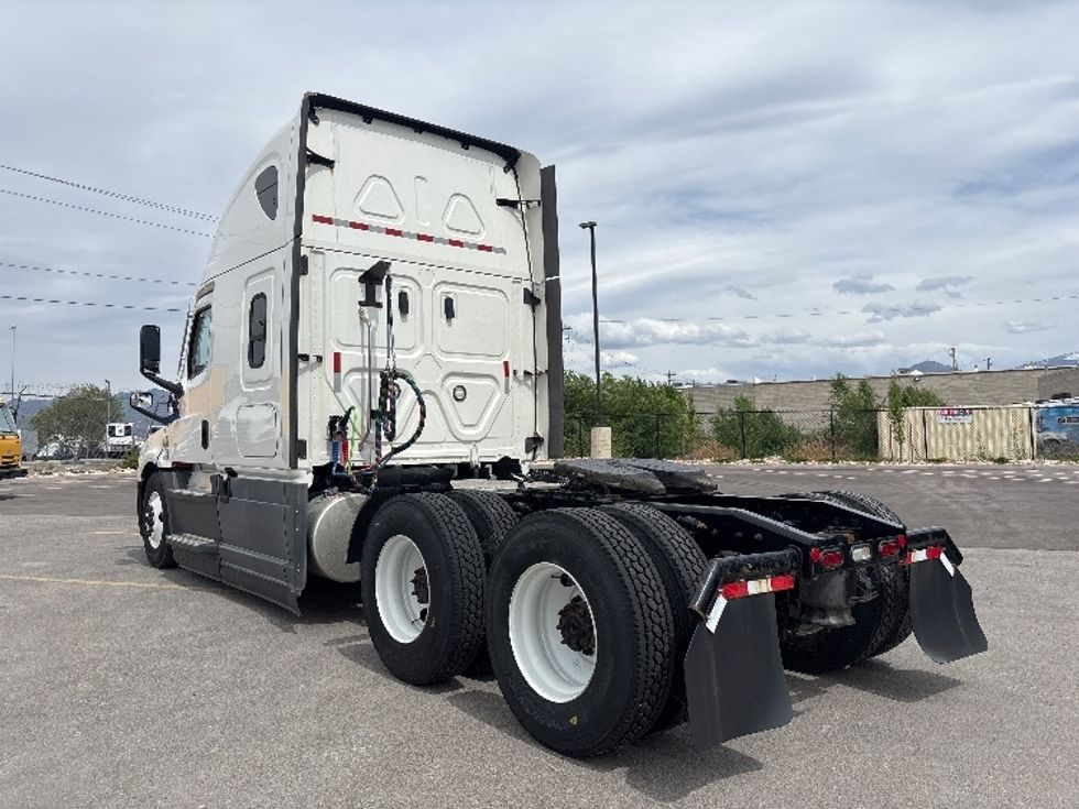 Sleeper Tractor-Heavy Duty Tractors-Freightliner-2022-T12664ST-West Valley City-UT-270,545\n\t\tmiles-$ 88,000 - Image 5
