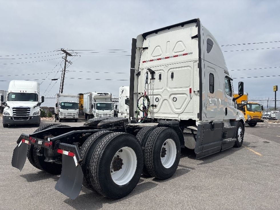 Sleeper Tractor-Heavy Duty Tractors-Freightliner-2022-T12664ST-West Valley City-UT-270,545\n\t\tmiles-$ 88,000 - Image 7