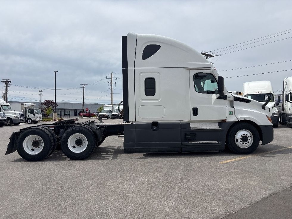 Sleeper Tractor-Heavy Duty Tractors-Freightliner-2022-T12664ST-West Valley City-UT-270,545\n\t\tmiles-$ 88,000 - Image 8