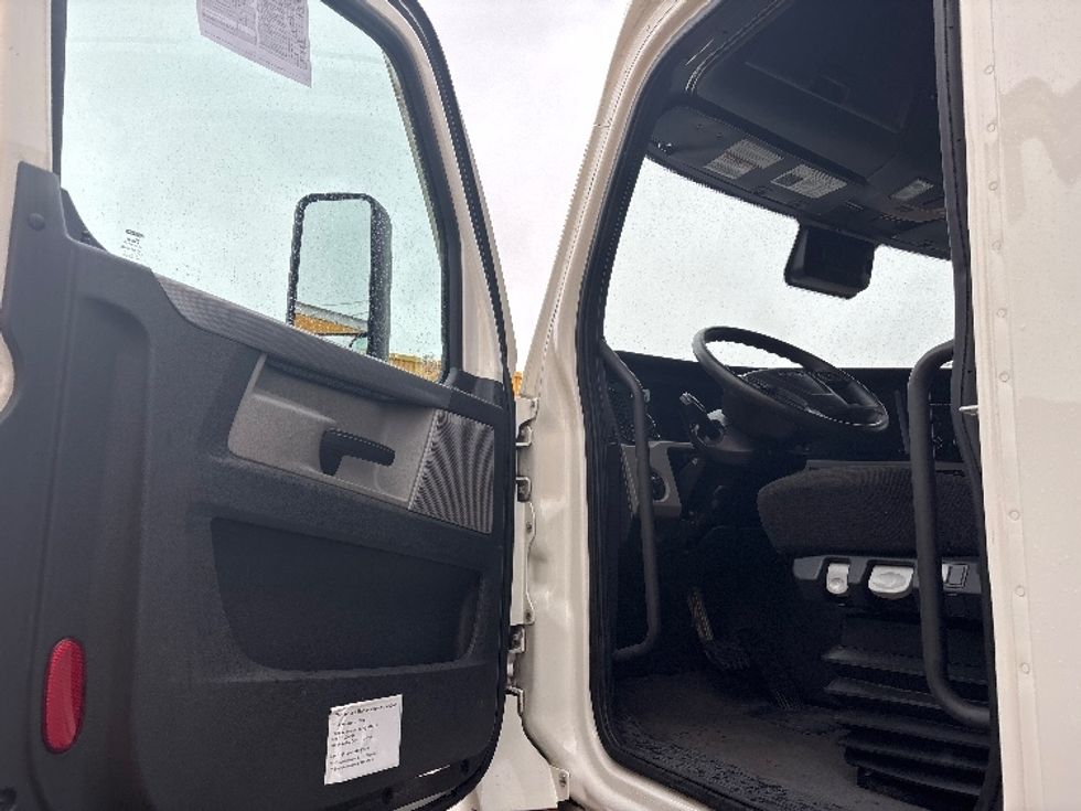 Sleeper Tractor-Heavy Duty Tractors-Freightliner-2022-T12664ST-West Valley City-UT-270,545\n\t\tmiles-$ 88,000 - Image 9
