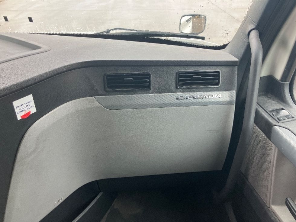 Sleeper Tractor-Heavy Duty Tractors-Freightliner-2022-T12664ST-West Valley City-UT-294,095\n\t\tmiles-$ 104,250 - Image 13