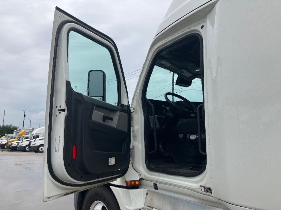 Sleeper Tractor-Heavy Duty Tractors-Freightliner-2022-T12664ST-West Valley City-UT-294,095\n\t\tmiles-$ 104,250 - Image 8