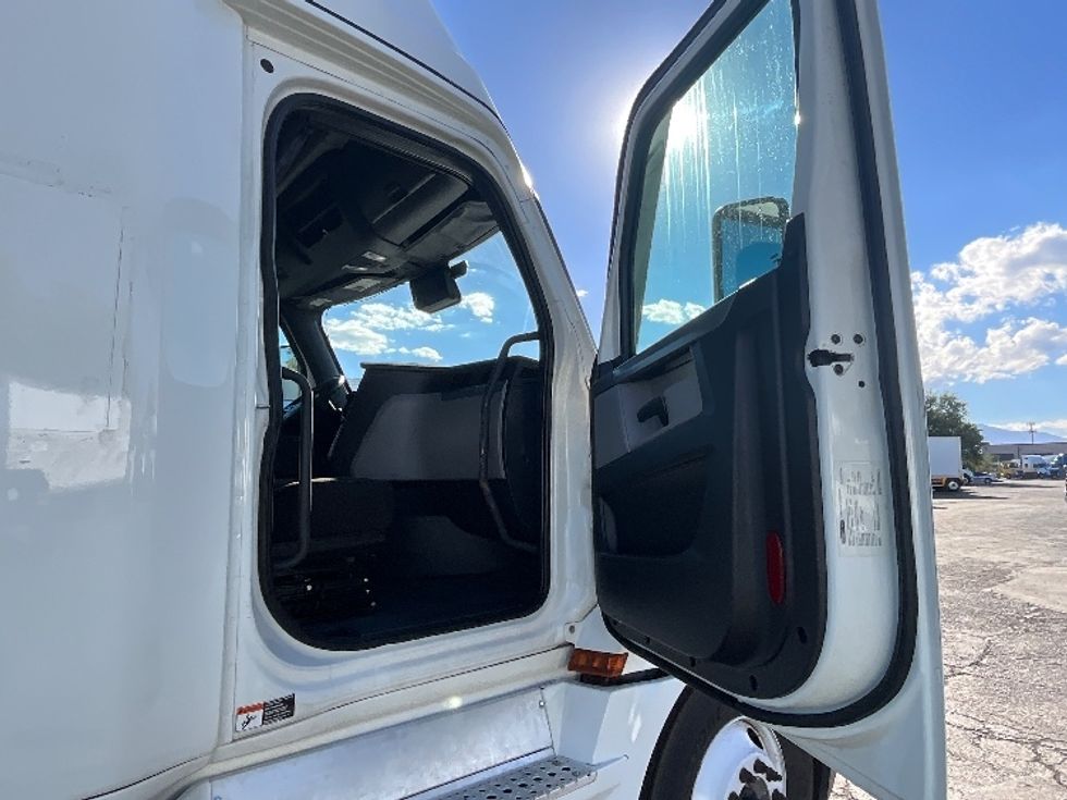 Sleeper Tractor-Heavy Duty Tractors-Freightliner-2022-T12664ST-West Valley City-UT-470,513\n\t\tmiles-$ 80,250 - Image 13