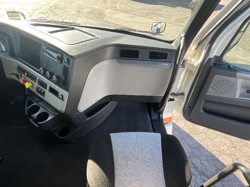 Sleeper Tractor-Heavy Duty Tractors-Freightliner-2022-T12664ST-West Valley City-UT-470,513\n\t\tmiles-$ 80,250 - Image 14