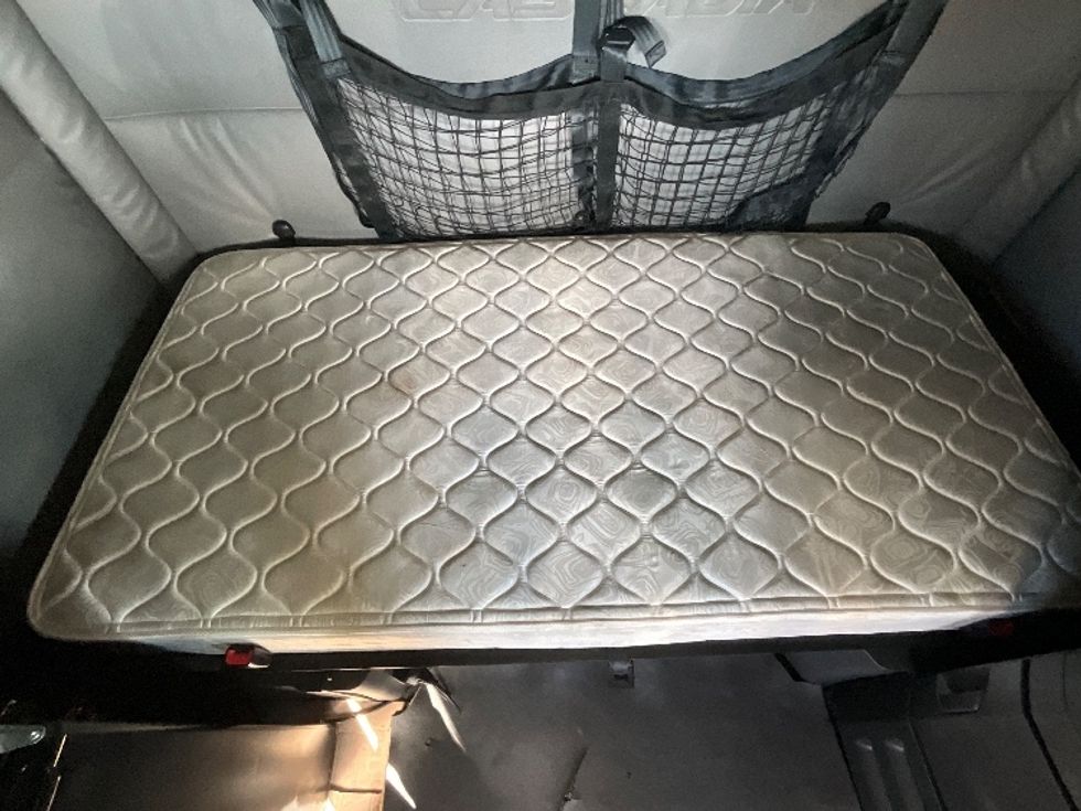 Sleeper Tractor-Heavy Duty Tractors-Freightliner-2022-T12664ST-West Valley City-UT-470,513\n\t\tmiles-$ 80,250 - Image 17