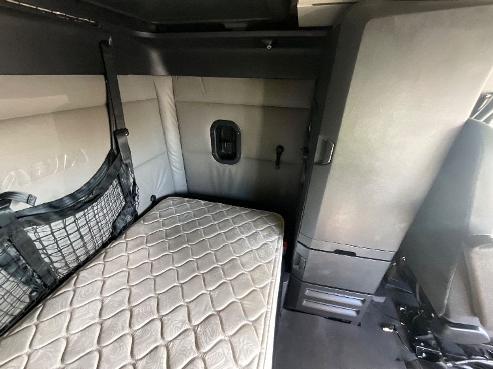 Sleeper Tractor-Heavy Duty Tractors-Freightliner-2022-T12664ST-West Valley City-UT-470,513\n\t\tmiles-$ 80,250 - Image 18