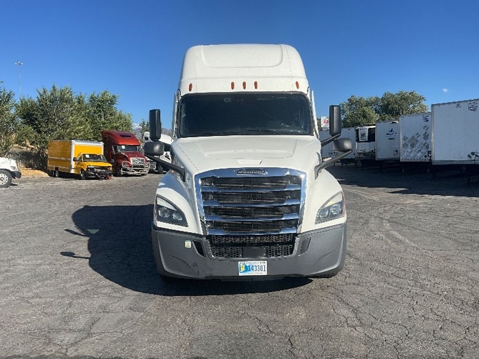 Sleeper Tractor-Heavy Duty Tractors-Freightliner-2022-T12664ST-West Valley City-UT-470,513\n\t\tmiles-$ 80,250 - Image 2