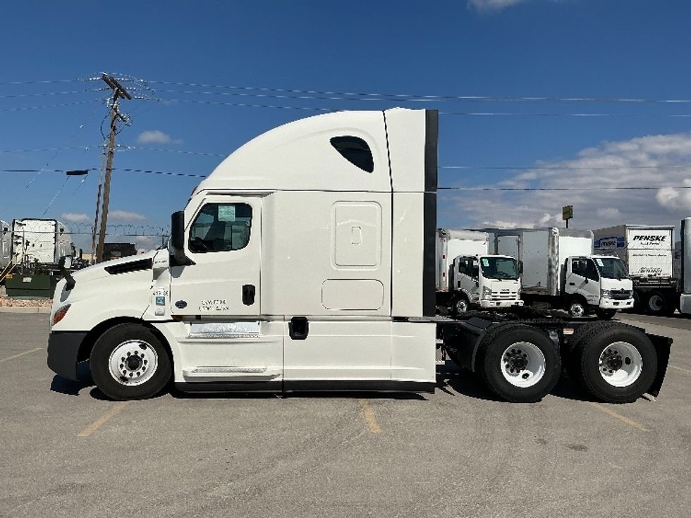 Sleeper Tractor-Heavy Duty Tractors-Freightliner-2022-T12664ST-West Valley City-UT-470,513\n\t\tmiles-$ 80,250 - Image 4