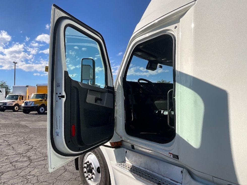 Sleeper Tractor-Heavy Duty Tractors-Freightliner-2022-T12664ST-West Valley City-UT-470,513\n\t\tmiles-$ 80,250 - Image 9