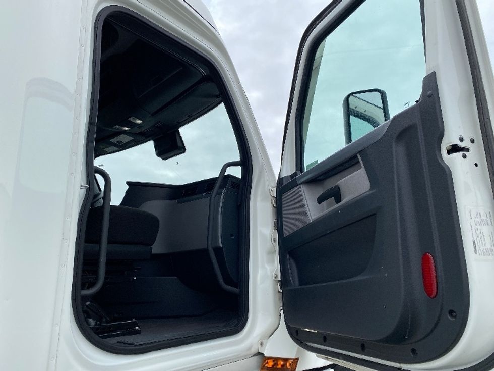 Sleeper Tractor-Heavy Duty Tractors-Freightliner-2022-T12664ST-West Valley City-UT-508,207\n\t\tmiles-$ 80,000 - Image 13