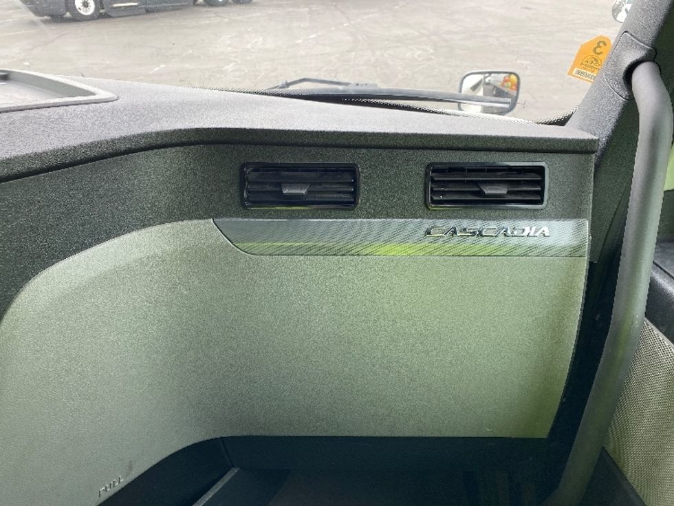 Sleeper Tractor-Heavy Duty Tractors-Freightliner-2022-T12664ST-West Valley City-UT-508,207\n\t\tmiles-$ 80,000 - Image 14