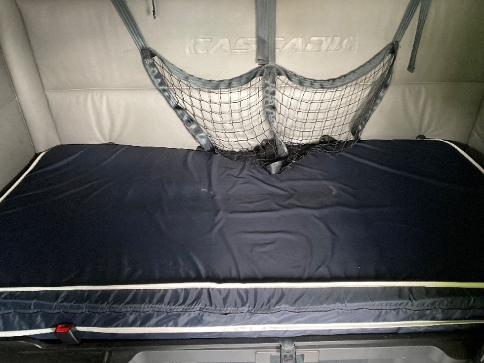 Sleeper Tractor-Heavy Duty Tractors-Freightliner-2022-T12664ST-West Valley City-UT-508,207\n\t\tmiles-$ 80,000 - Image 17