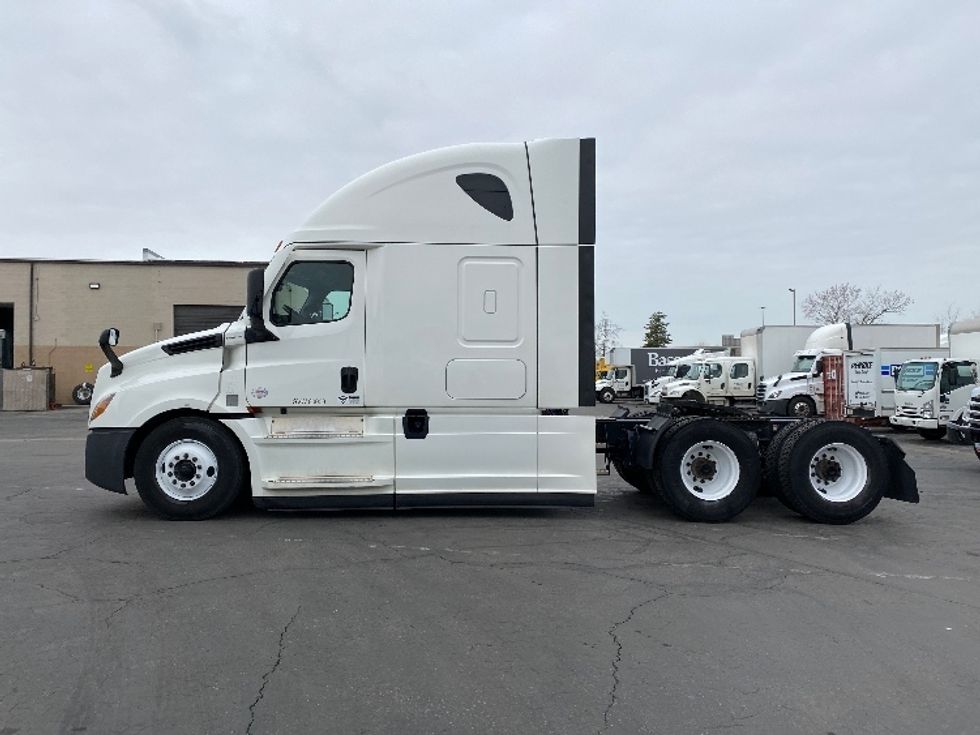 Sleeper Tractor-Heavy Duty Tractors-Freightliner-2022-T12664ST-West Valley City-UT-508,207\n\t\tmiles-$ 80,000 - Image 4