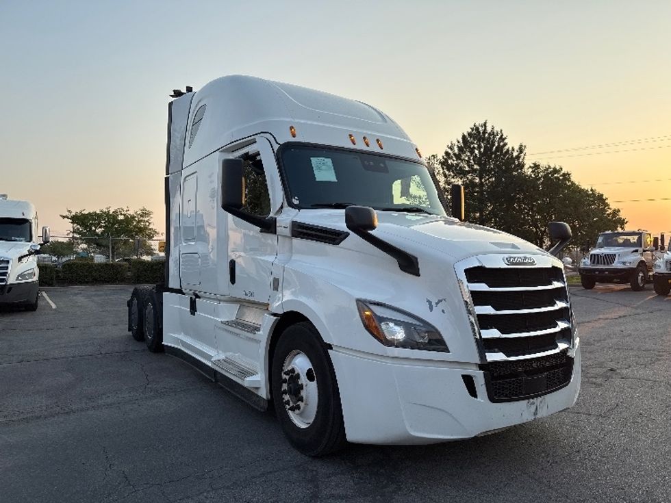 Sleeper Tractor-Heavy Duty Tractors-Freightliner-2022-T12664ST-West Valley City-UT-547,575\n\t\tmiles-$ 70,750 - Image 1