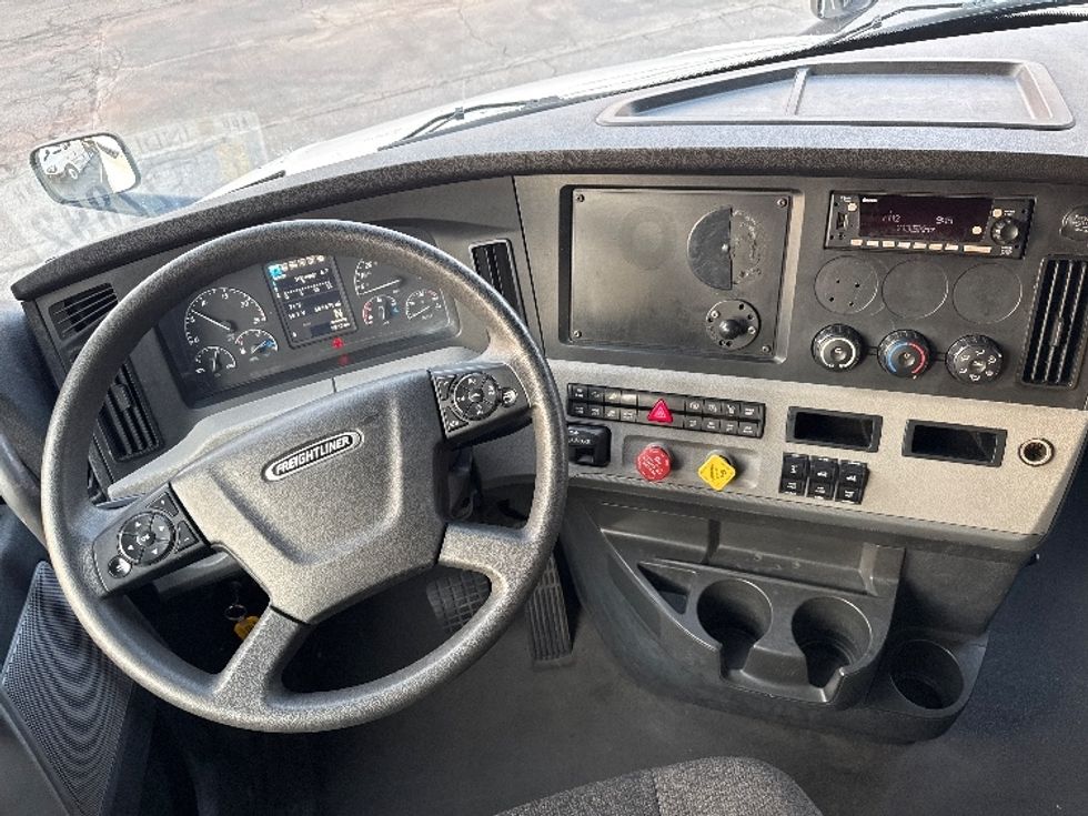 Sleeper Tractor-Heavy Duty Tractors-Freightliner-2022-T12664ST-West Valley City-UT-547,575\n\t\tmiles-$ 70,750 - Image 11