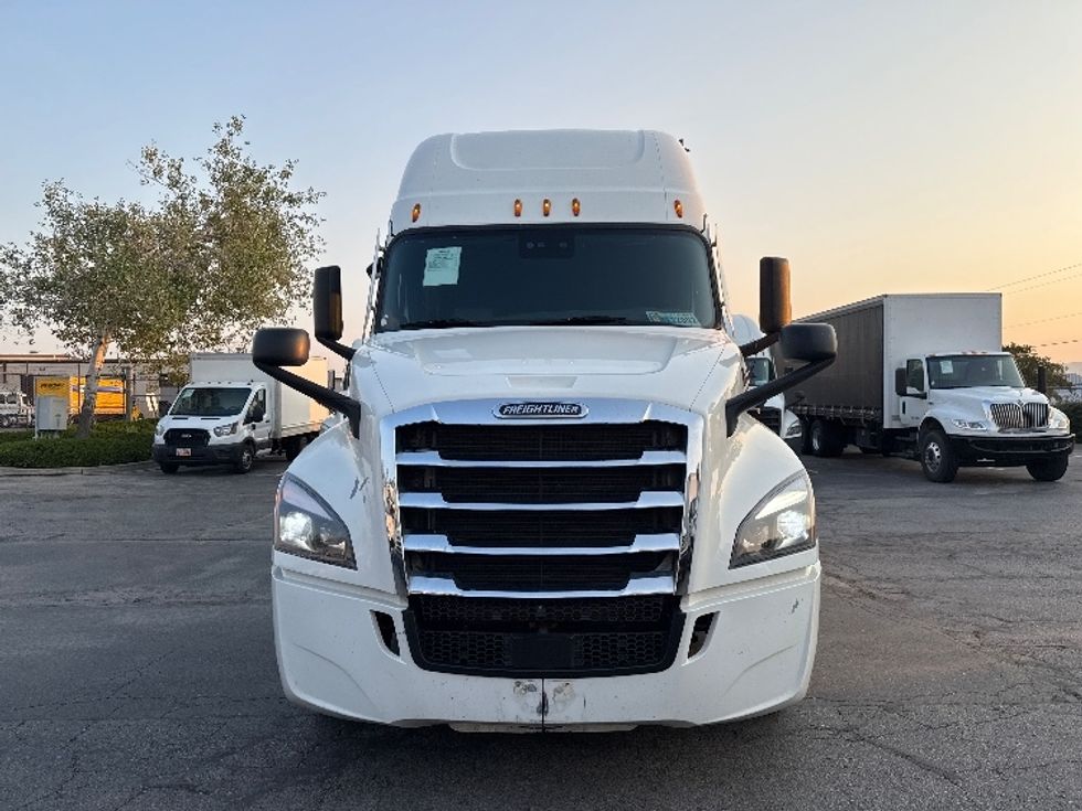 Sleeper Tractor-Heavy Duty Tractors-Freightliner-2022-T12664ST-West Valley City-UT-547,575\n\t\tmiles-$ 70,750 - Image 2