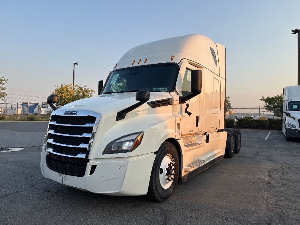 Sleeper Tractor-Heavy Duty Tractors-Freightliner-2022-T12664ST-West Valley City-UT-547,575\n\t\tmiles-$ 70,750 - Image 3