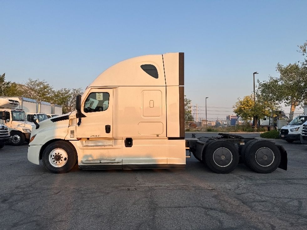 Sleeper Tractor-Heavy Duty Tractors-Freightliner-2022-T12664ST-West Valley City-UT-547,575\n\t\tmiles-$ 70,750 - Image 4