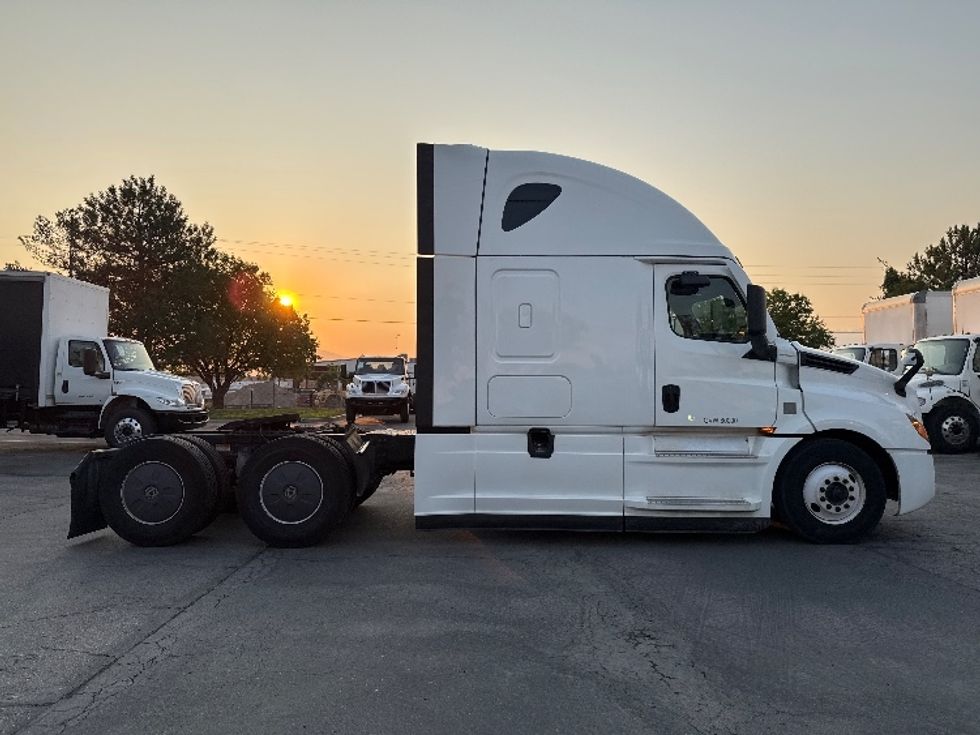 Sleeper Tractor-Heavy Duty Tractors-Freightliner-2022-T12664ST-West Valley City-UT-547,575\n\t\tmiles-$ 70,750 - Image 8