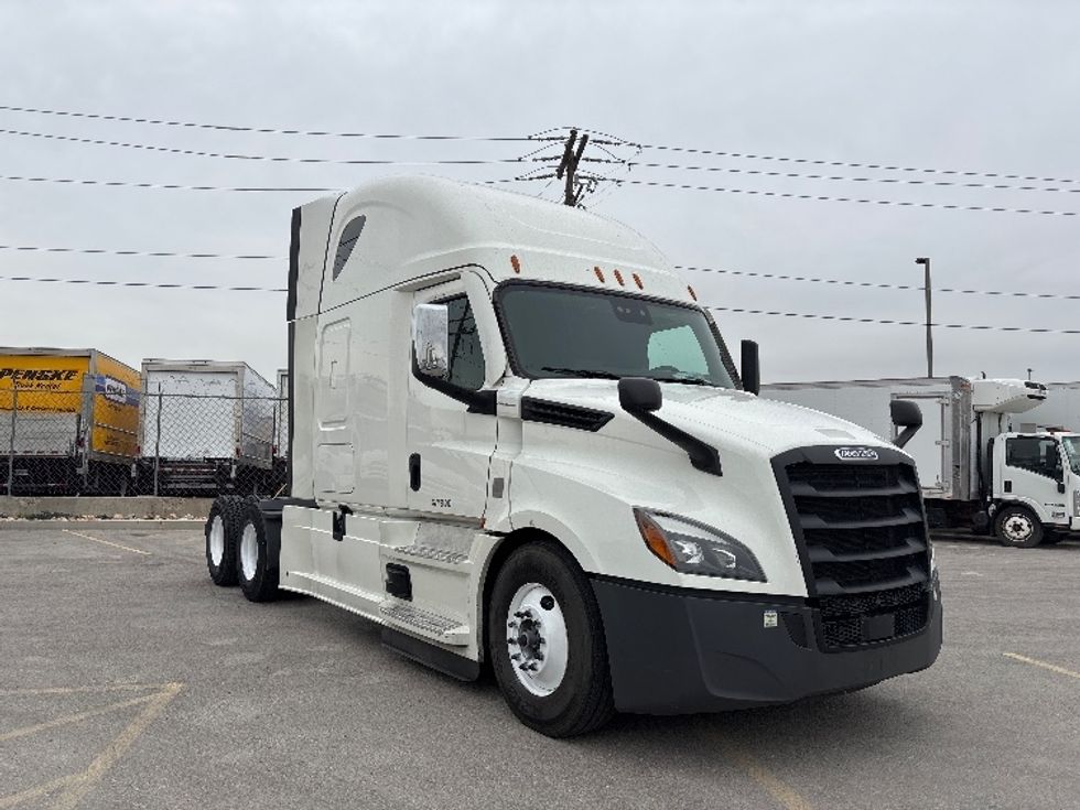Sleeper Tractor-Heavy Duty Tractors-Freightliner-2022-T12664ST-West Valley City-UT-559,390\n\t\tmiles-$ 69,750 - Image 1
