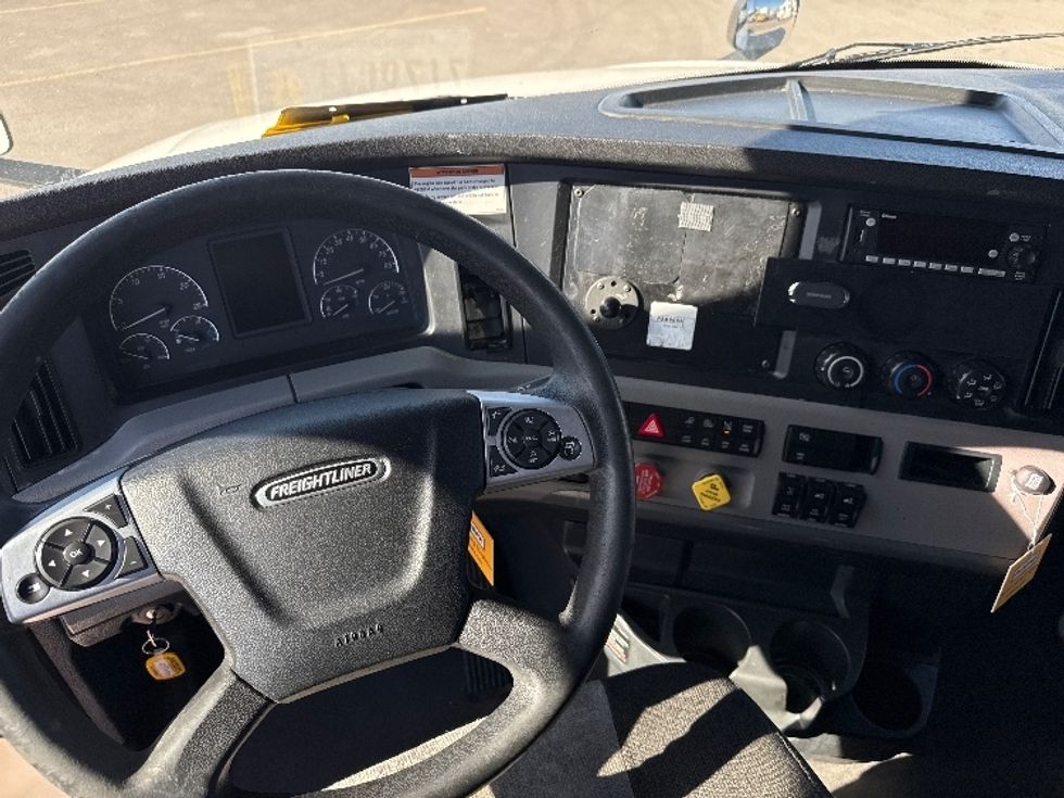 Sleeper Tractor-Heavy Duty Tractors-Freightliner-2022-T12664ST-West Valley City-UT-559,390\n\t\tmiles-$ 69,750 - Image 11