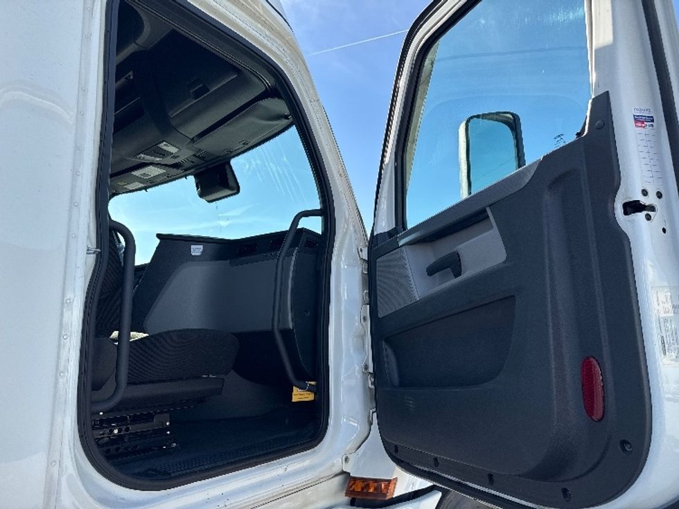 Sleeper Tractor-Heavy Duty Tractors-Freightliner-2022-T12664ST-West Valley City-UT-559,390\n\t\tmiles-$ 69,750 - Image 13