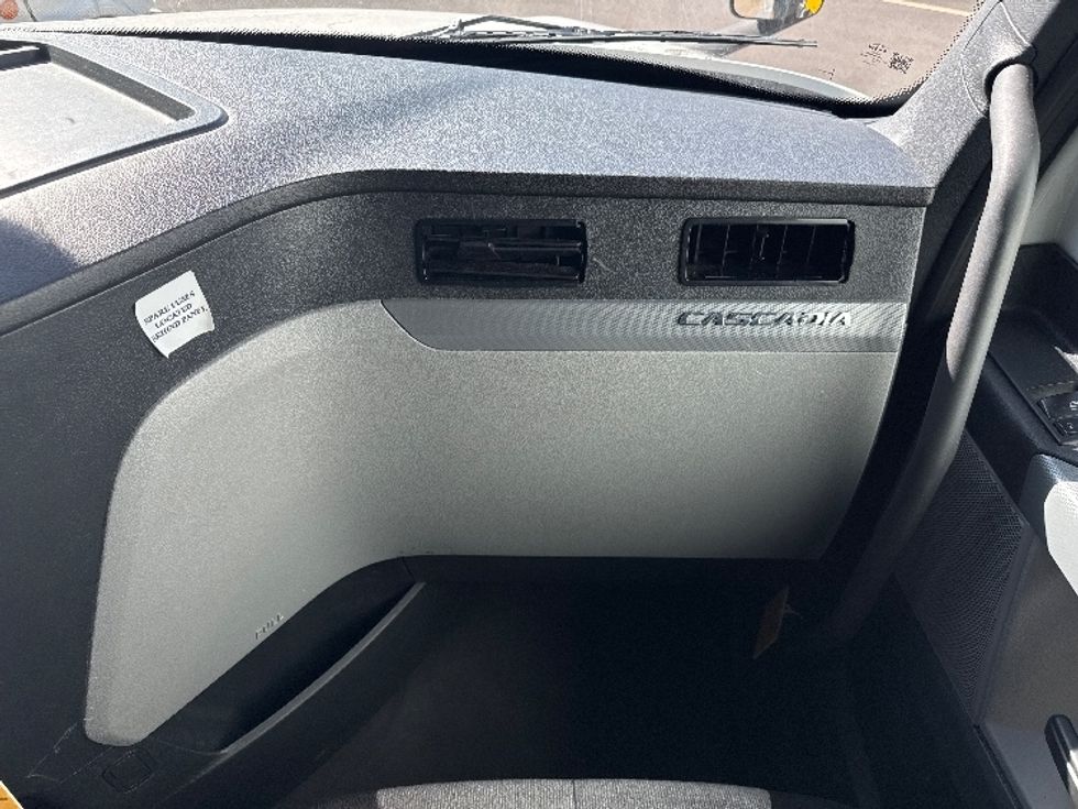 Sleeper Tractor-Heavy Duty Tractors-Freightliner-2022-T12664ST-West Valley City-UT-559,390\n\t\tmiles-$ 69,750 - Image 14