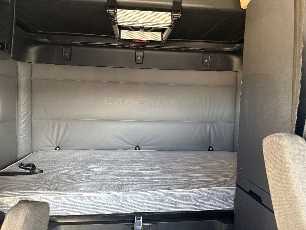 Sleeper Tractor-Heavy Duty Tractors-Freightliner-2022-T12664ST-West Valley City-UT-559,390\n\t\tmiles-$ 69,750 - Image 16