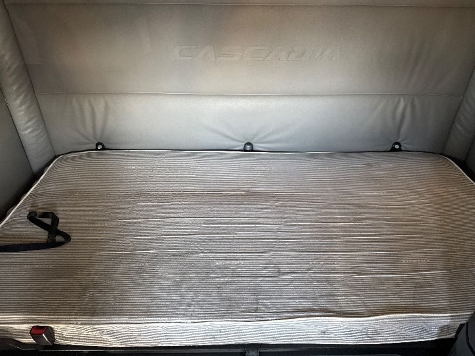 Sleeper Tractor-Heavy Duty Tractors-Freightliner-2022-T12664ST-West Valley City-UT-559,390\n\t\tmiles-$ 69,750 - Image 17