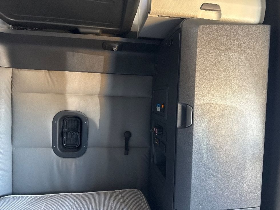 Sleeper Tractor-Heavy Duty Tractors-Freightliner-2022-T12664ST-West Valley City-UT-559,390\n\t\tmiles-$ 69,750 - Image 18